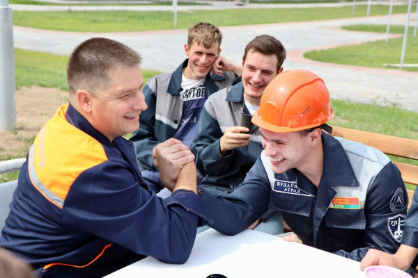 photo_5352757667753477963_y