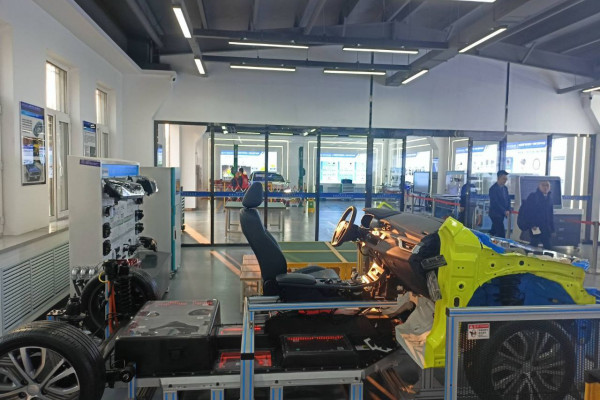 photo_5318951838432742553_y