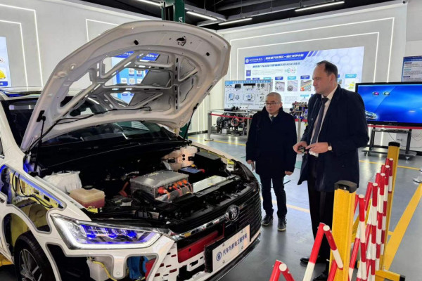 photo_5318951838432742555_y