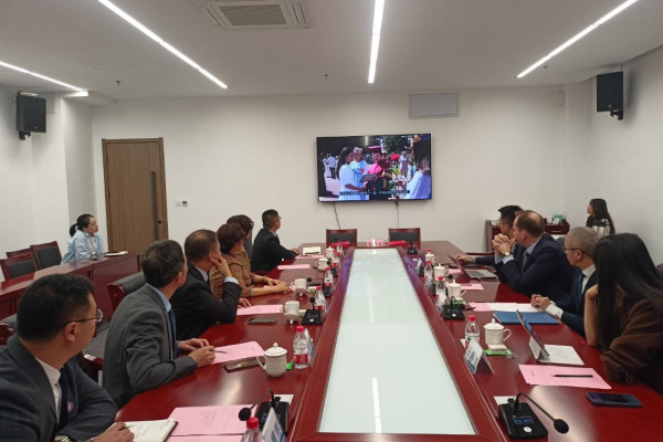 photo_5321236133968991444_y