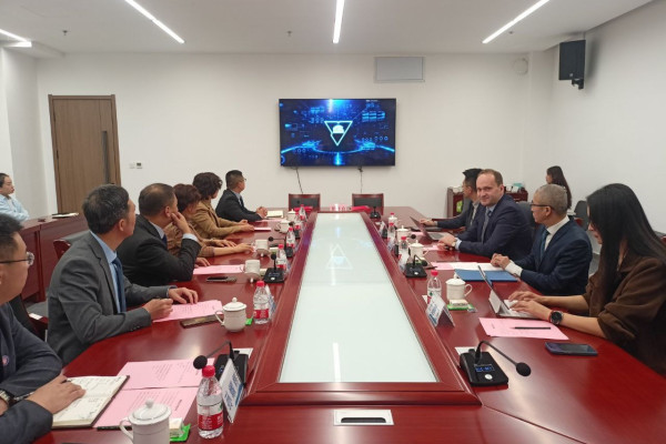 photo_5321236133968991445_y