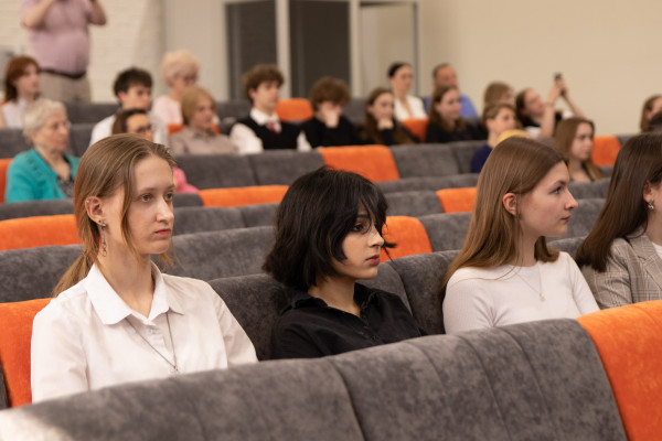 photo_5316503865987817098_w