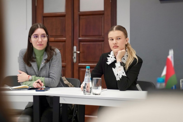 photo_5404479854365240046_y