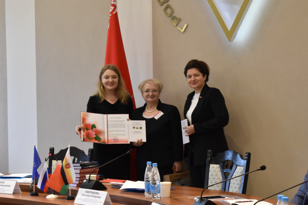 photo_5352755348471148875_w