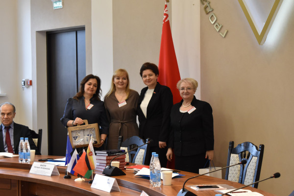 photo_5352755348471148876_w