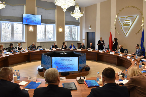 photo_5352755348471148878_w