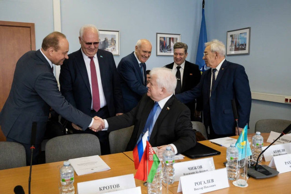 photo_5415633003964657442_y