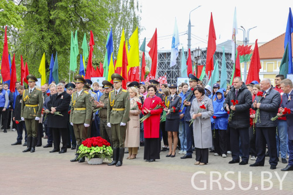 photo_5253836290229661359_y