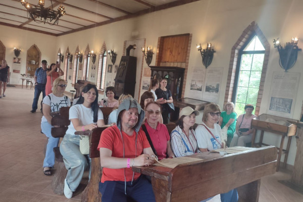 photo_5451654993460458340_y