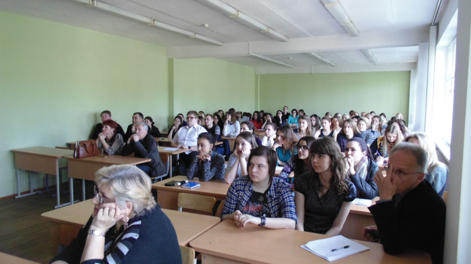 Музыкальное поздравление представил студент факультета искусств и дизайна ГрГУ имени Янки Купалы Андрей Панисов, исполнив песню