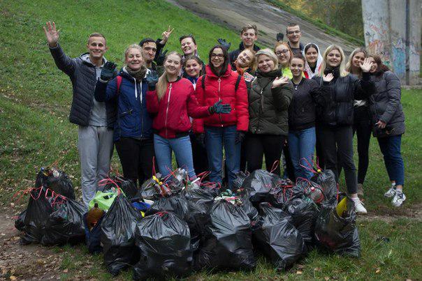 Студэнты-валанцёры ГрДУ імя Янкі Купалы далучыліся да рэспубліканскай акцыі па зборы смецця