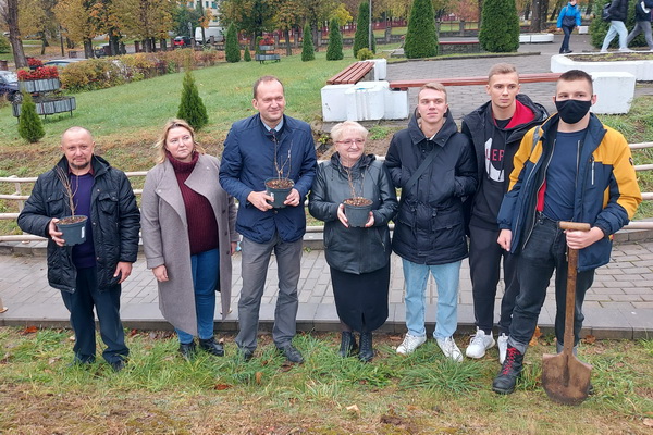 Студэнты і супрацоўнікі факультэта біялогіі і экалогіі і юрыдычнага факультэта далучыліся да рэалізацыі праекту «Зялёны ўніверсітэт»