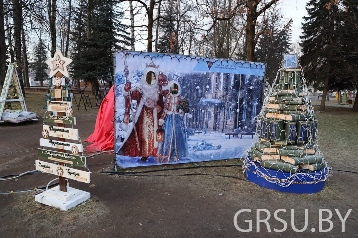 Гродзенскі дзяржаўны ўніверсітэт імя янкі Купалы заняў другое месца ў гарадскім конкурсе «Лепшая арт-елка 2022»