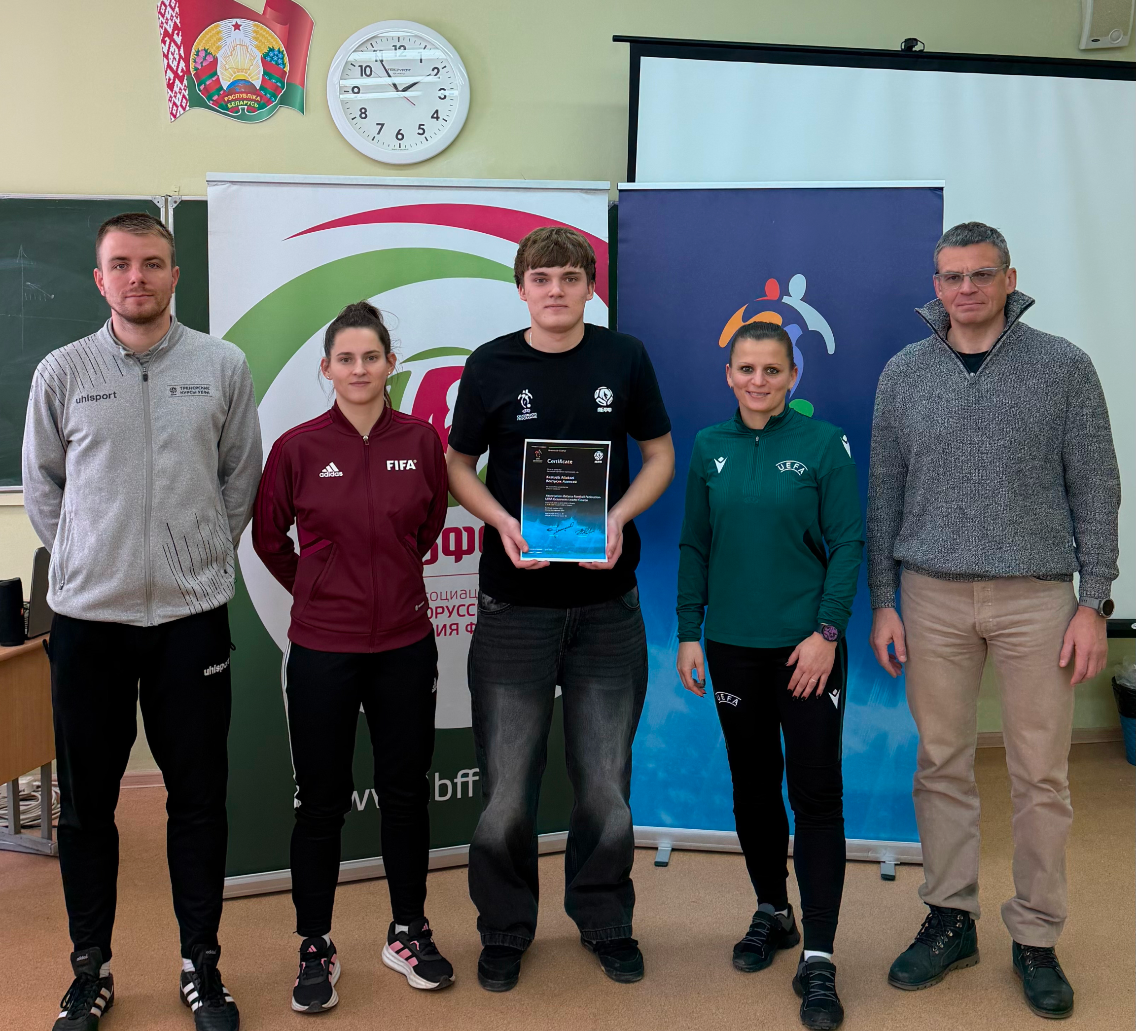Прадстаўнікі Купалаўскага ўніверсітэта атрымалі дыпломы аб заканчэнні курсу па футболе ад UEFA