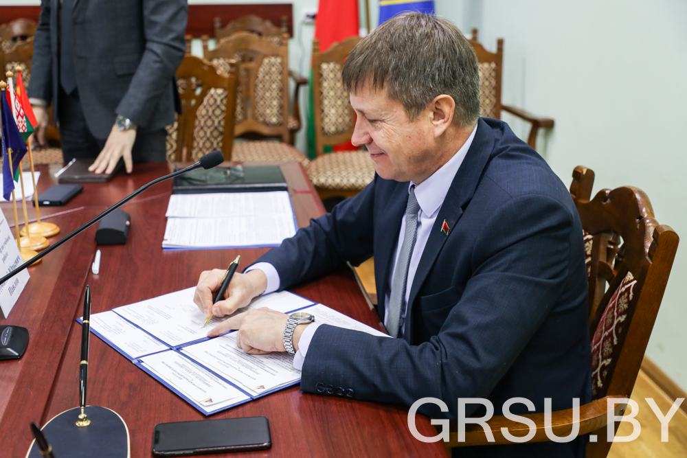 ГрГУ имени Янки Купалы и Цзилиньский профессиональный колледж науки и технологий подписали Договор о сотрудничестве