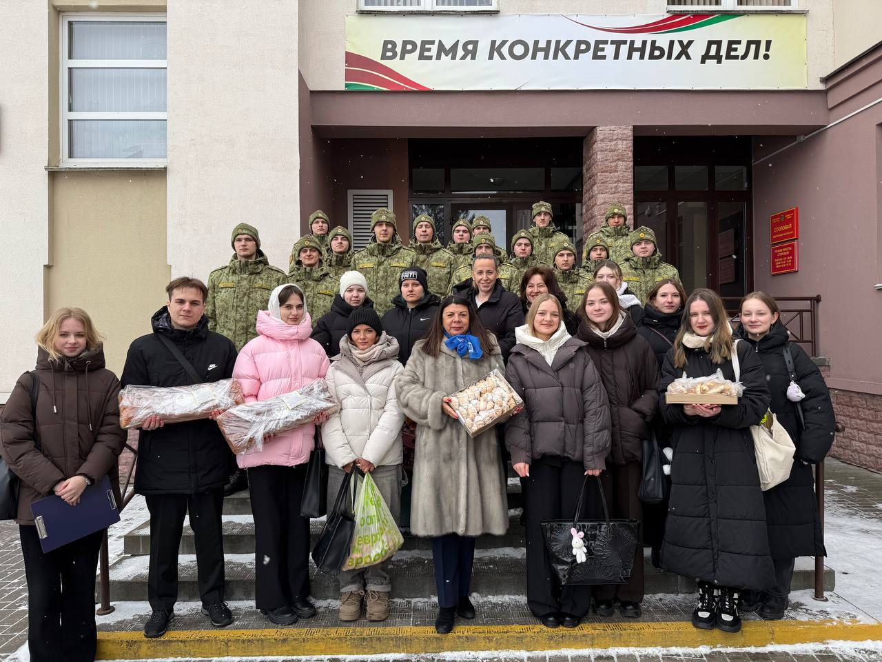 Прадстаўнікі Купалаўскага ўніверсітэта павіншавалі вайскоўцаў з Днём абаронцаў Айчыны і Узброеных Сіл Рэспублікі Беларусь