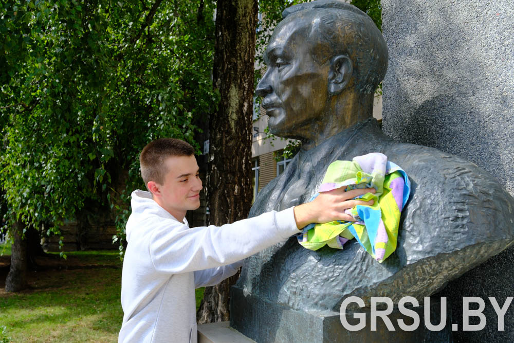 Объединяя поколения: студенты и сотрудники Купаловского университета благоустроили памятник Янке Купале